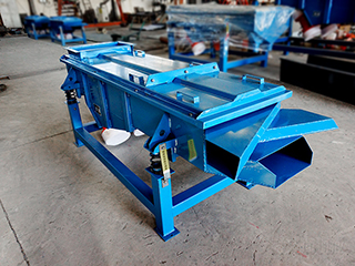 利用散粒物料與篩面的相對(duì)運(yùn)動(dòng)，使部分顆粒透過(guò)篩孔.