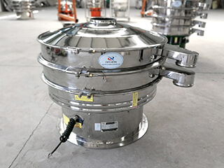 使用一些耐腐蝕、需要干凈的使用環(huán)境,比如食品、化工行業(yè),可分為圓形篩、方型篩、滾筒篩等多種型號(hào)